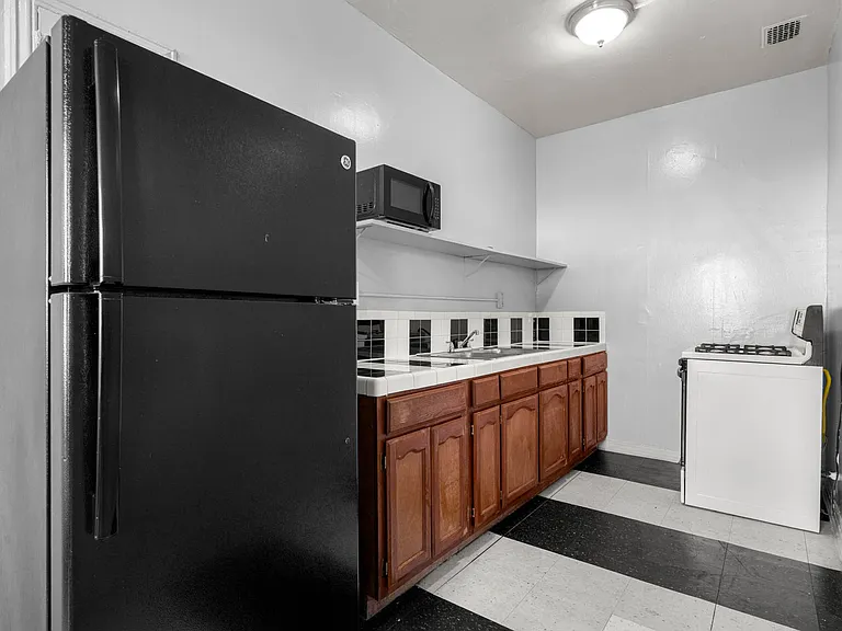 1516 N Hobart Blvd — Photo 5