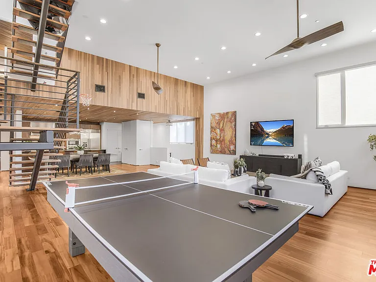 661 Broadway St — Photo 12