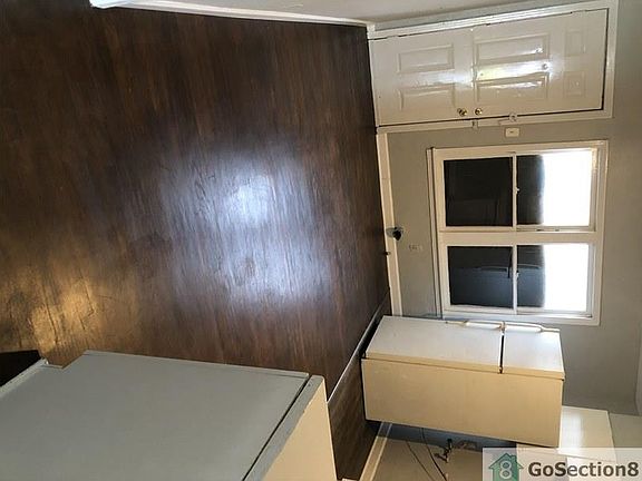 3rd image of 210 Glamis Ave
