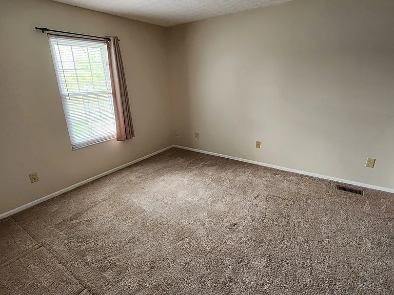 1054 Syracuse Ln — Photo 8