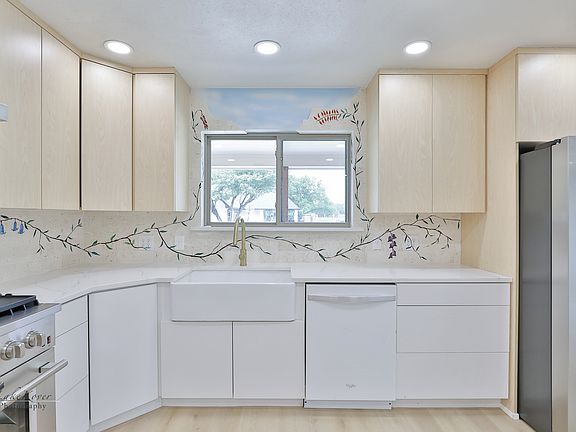 4th image of 13 Pinehurst St