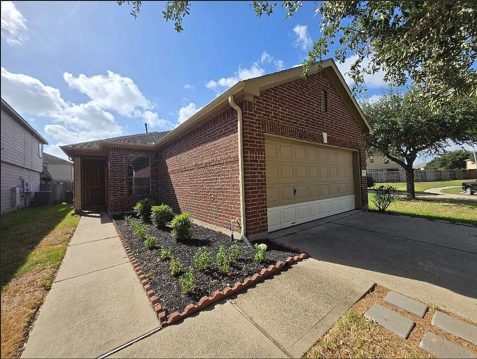 3 bed, 2.0 bath, 1648 sqft, $2,295 — Photo 2