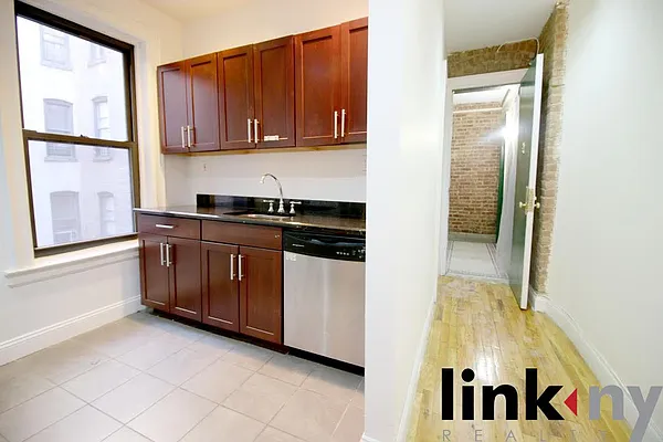 Rented by Link NY Realty | media 9
