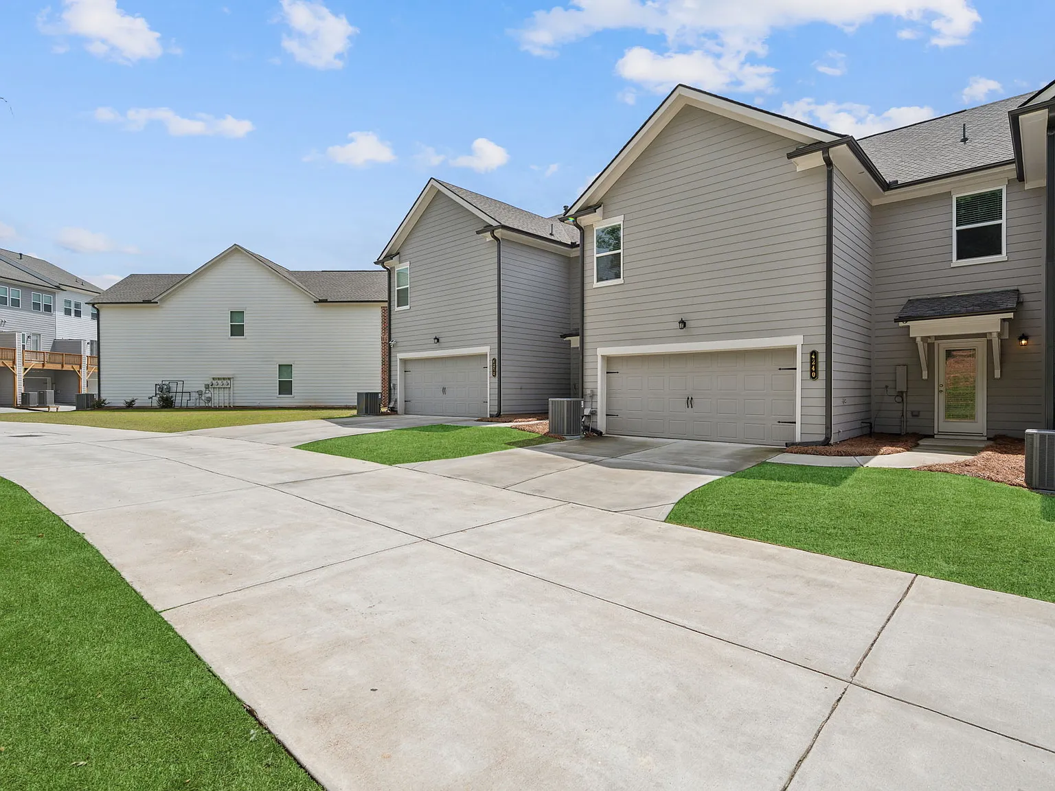 3 bed, 2473 sqft, $2,800 — Photo 2
