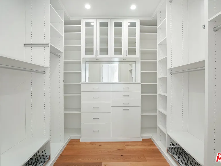 564 N Arden Blvd — Photo 30