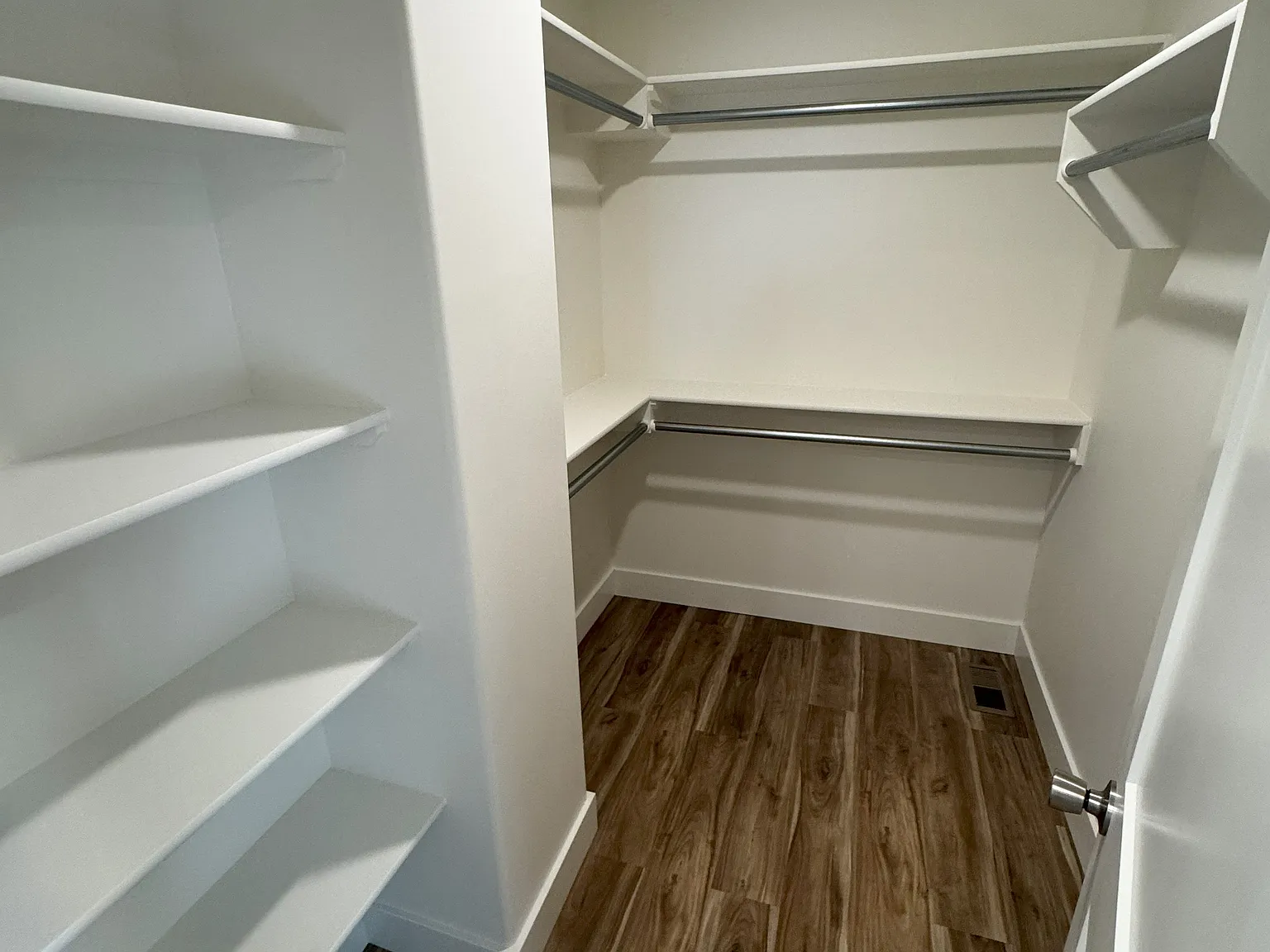 734 E Briarbrook Ct — Photo 3