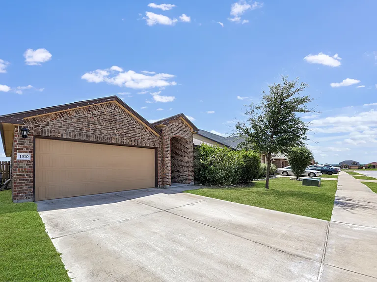 1310 Gigante Dr — Photo 2