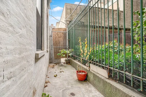 Rented by Safdie Realty Group | media 40