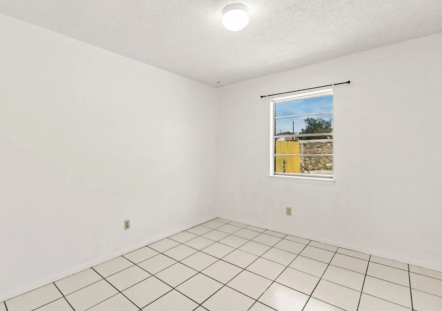 Lovely 3 bedroom, 2 Bath home in East of El Paso! — Photo 4
