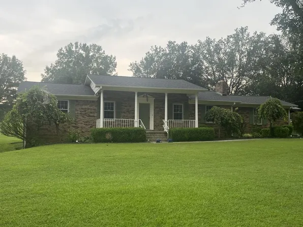 145 Oak St, Hollow Rock, TN 38342
