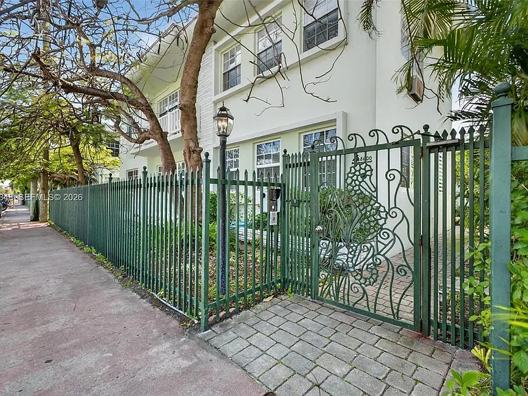 8600 Byron Ave #9 — Photo 29
