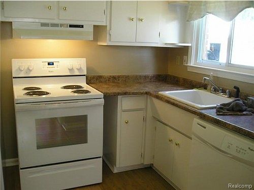 5th image of 32990 Florence St