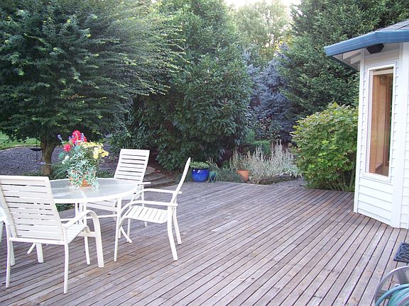 Large Deck w/ Outdoor speakers