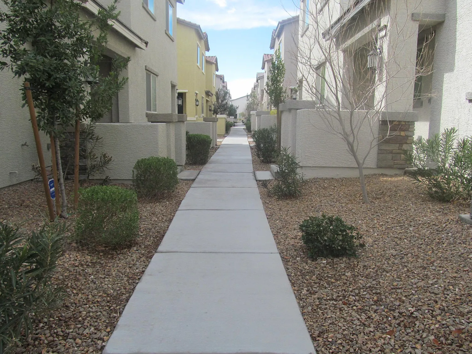 3 bed, 2.5 bath, 1975 sqft, $1,850 — Photo 2