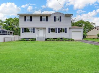 16 Allegheny Dr W, Farmingville, NY 11738