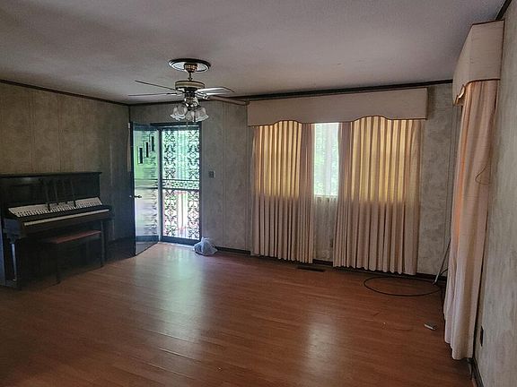 3rd image of 406 Cherry St