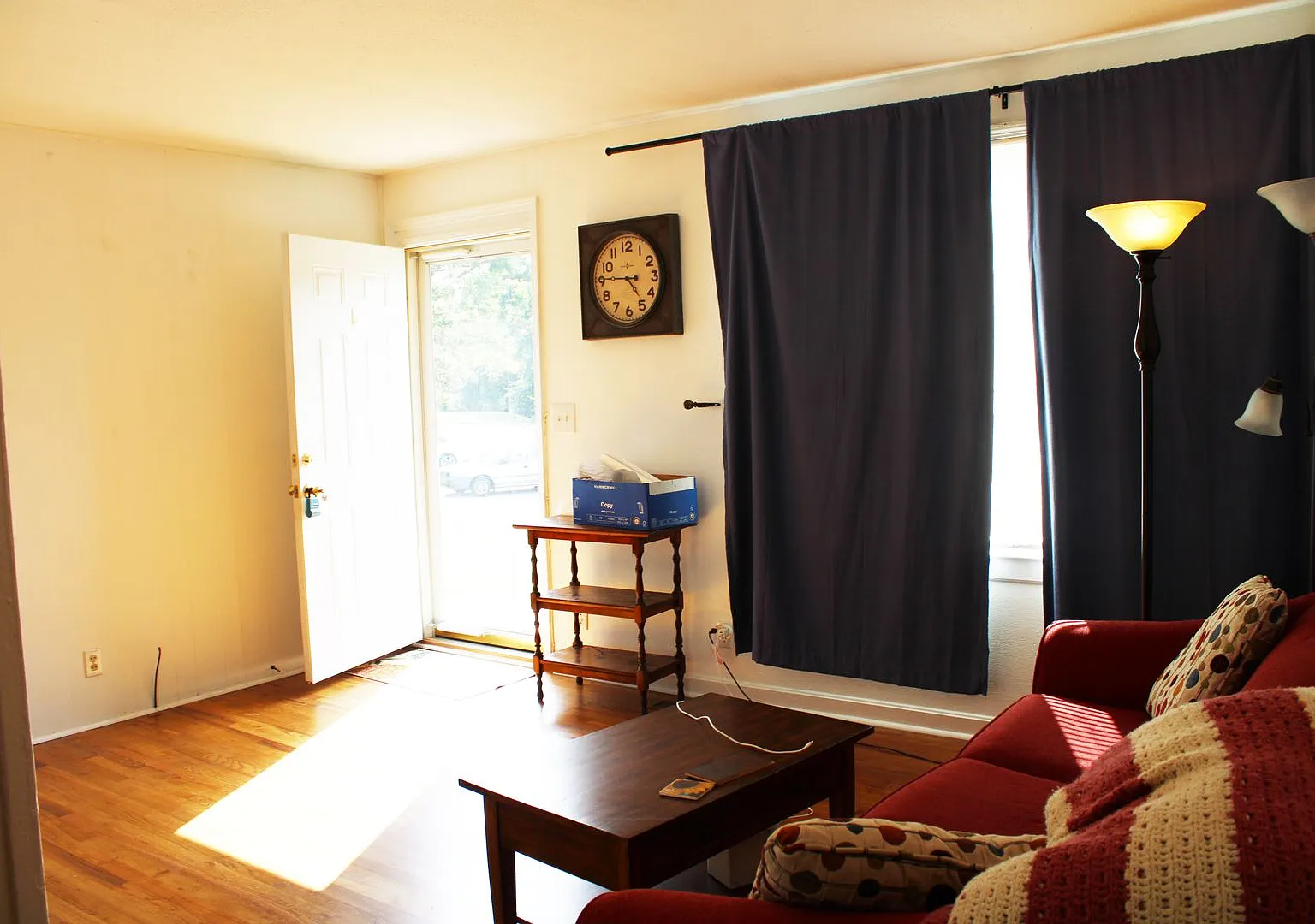 Renovated Sapphire Manor Condo — Photo 2