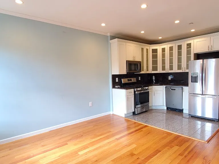 377 Danforth Ave #4E — Photo 2