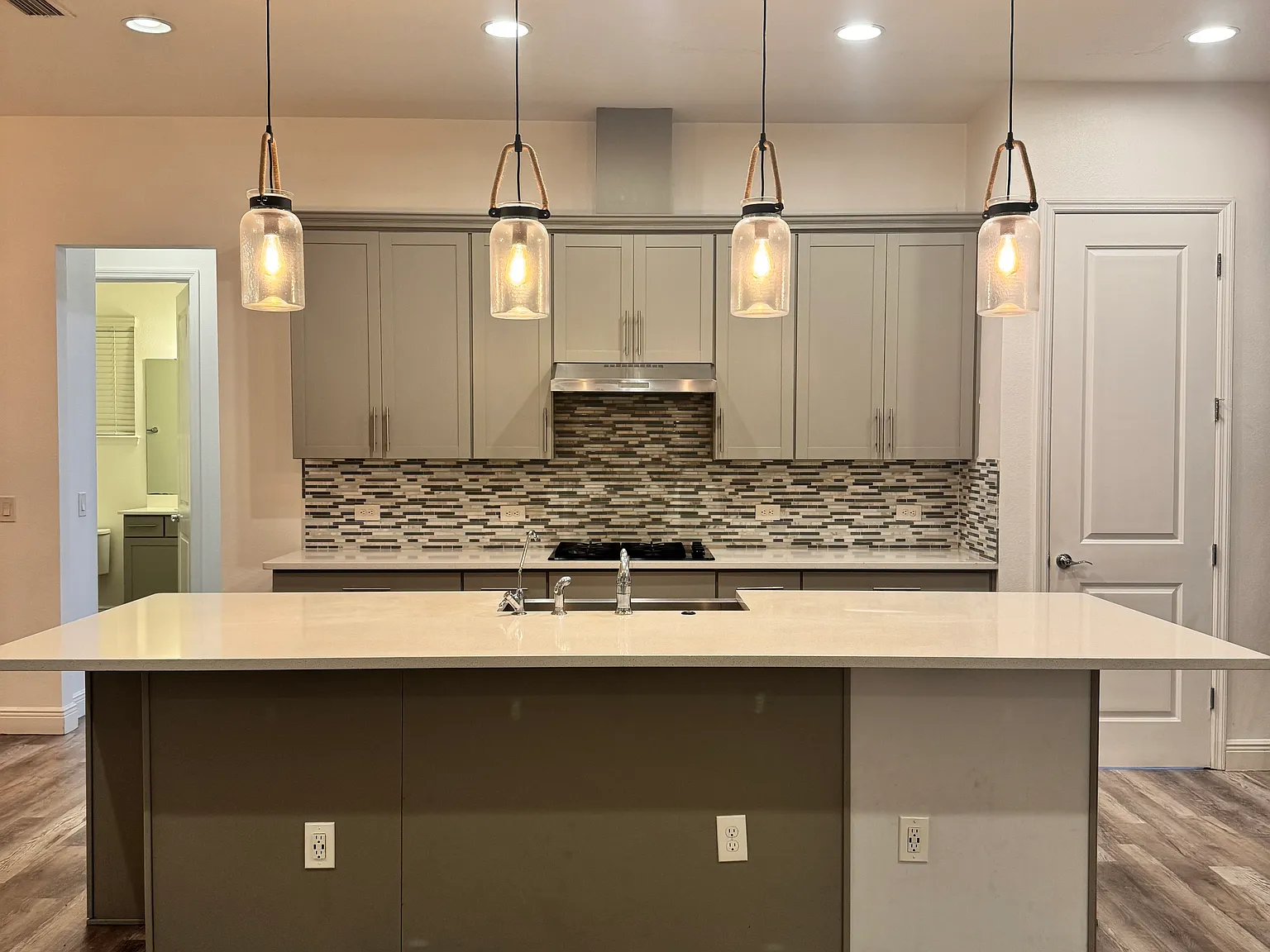5 bed, 4.5 bath, 3649 sqft, $3,200 — Photo 2