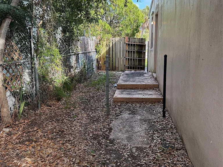 1139 NW 9th Ave — Photo 21