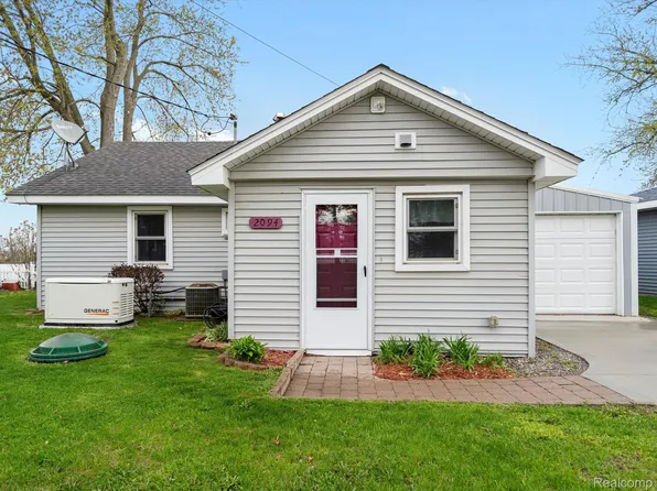 2094 Kingston St, White Lake, MI 48386