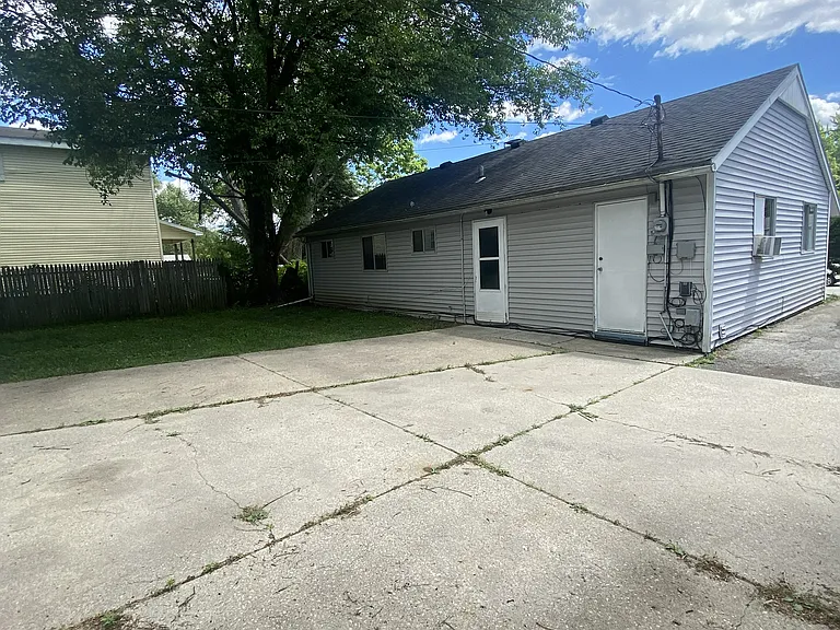 4052 Hill Ave — Photo 3