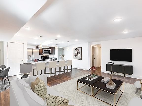 This large apartment on the top floor offers nice finishes.