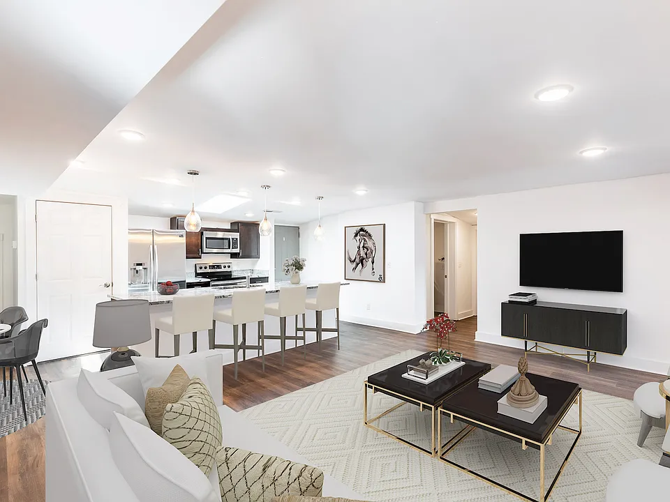 This large apartment on the top floor offers nice finishes.