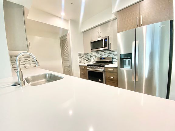 3rd image of 4849 Oakwood Ave #214