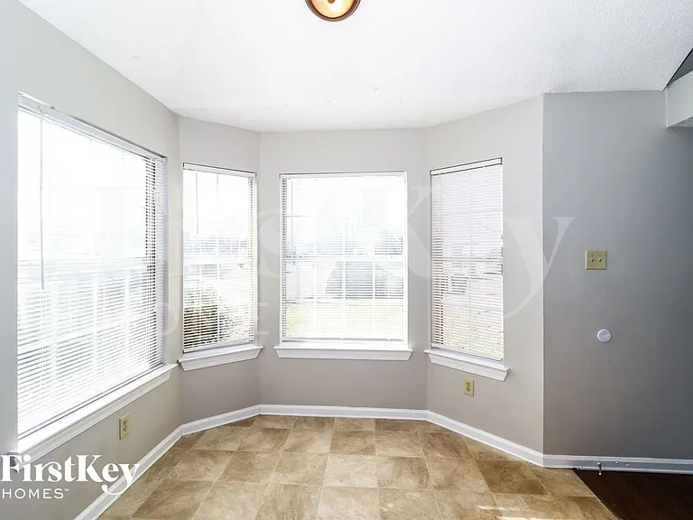 2798 Laura Cir E — Photo 5