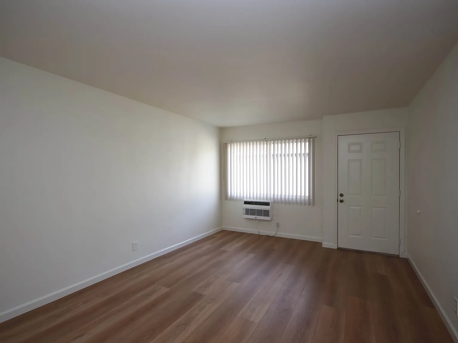2 bed, 750 sqft, $2,285 — Photo 3
