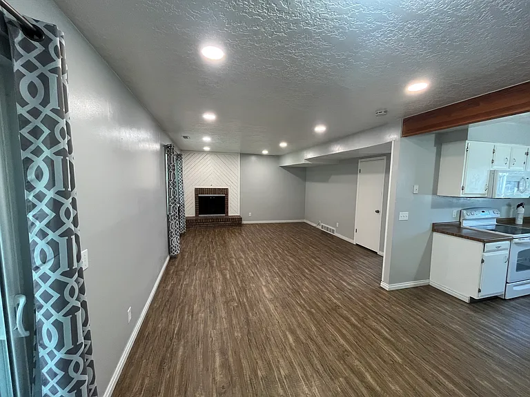 7443 S Creek Rd — Photo 4