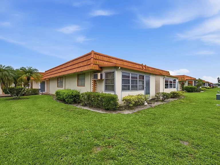 28 Seville Dr #B — Photo 31