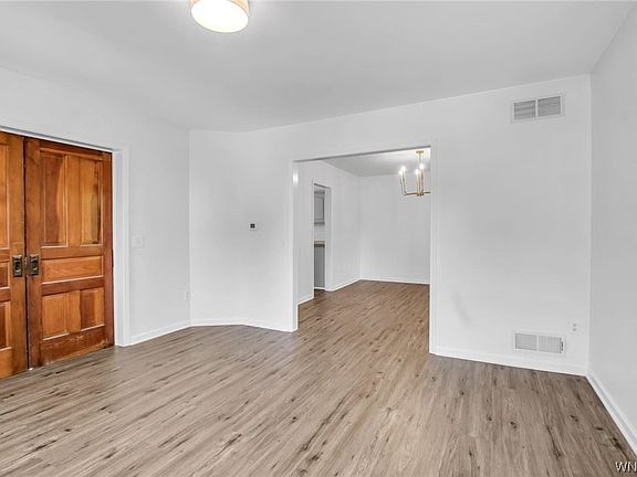5th image of 403 E Oak Orchard St