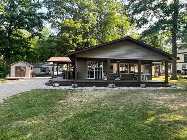 5230 Pointview Dr, Harrison, MI 48625