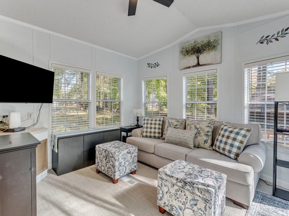 104 Piquot Dr, Louisburg, NC 27549
