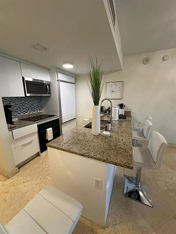 2 bed, 1086 sqft, $4,300 — Photo 1