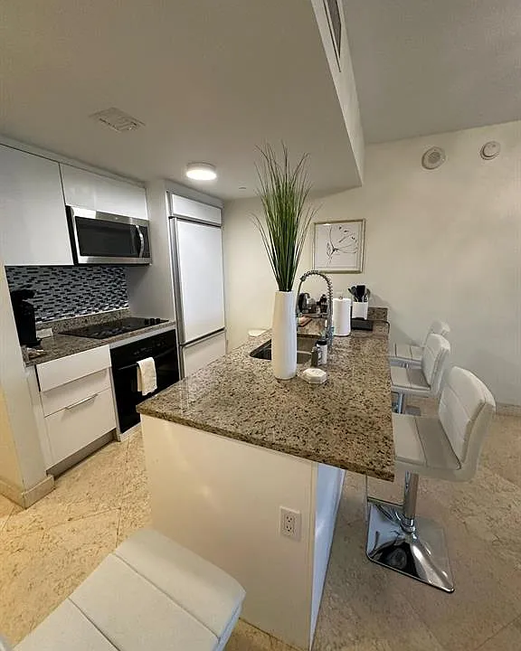 1800 Ocean Dr #1606