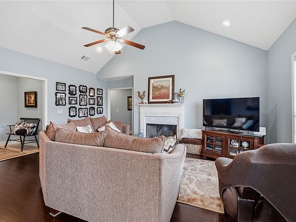 3rd image of 211 Cove Creek Dr