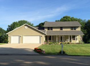 490 Flatt Pl, Dixon, IL 61021