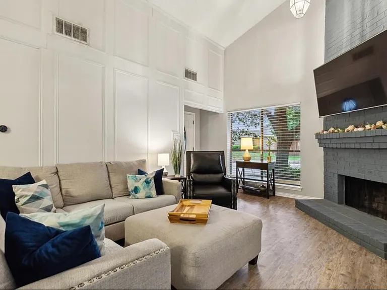 2231 Bunker Hill Dr — Photo 3