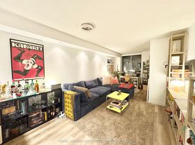 801 King St W