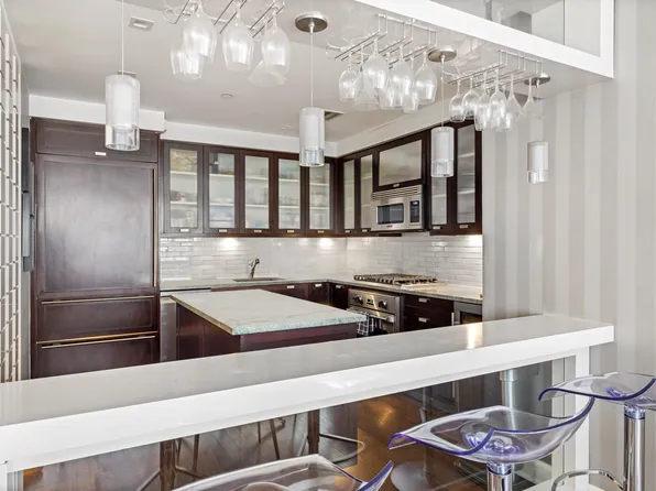 80 Riverside Boulevard image 5 of 11