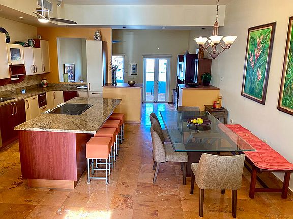 Kitchen-dining áreas.