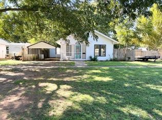 610 SW 3rd St, Lindsay, OK 73052