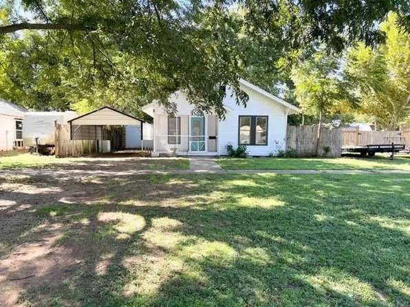 610 SW 3rd St, Lindsay, OK 73052