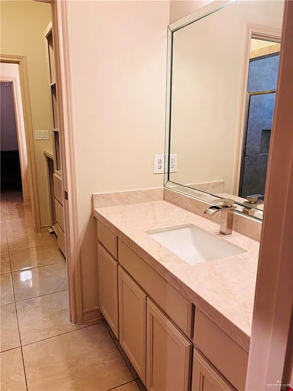 4 bed, 3.0 bath, 2296 sqft, $2,600 — Photo 4