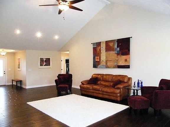 3rd image of 104 S Wintergreen Dr