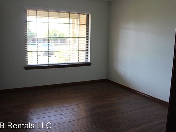 3rd image of 221 SW Crystal Hills Dr