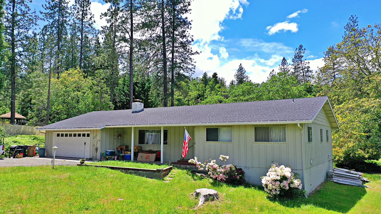 225 Surrey Dr photo 1